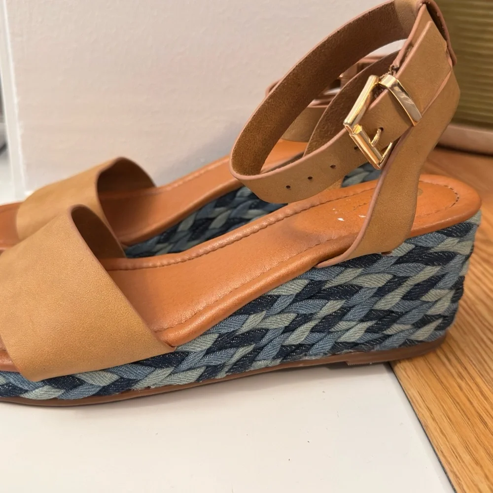 Elegant Tan Wedge‎ Sandals with Blue woven Accents Sz 11